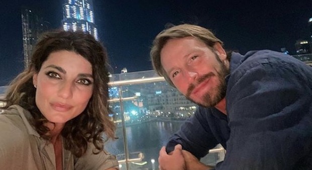 Samanta Togni in vacanza a Dubai, incidente per il marito Mario: «È stato punto...»