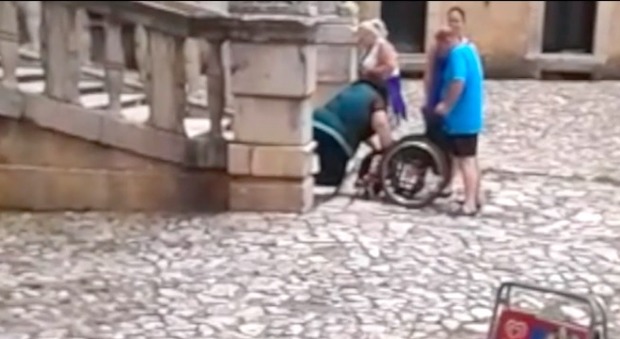 «Disabile costretta a gattonare per le scale alla Certosa» |Guarda
