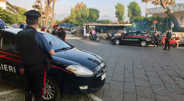 Minacce per presunti debiti e donna aggredita: arrestato 35enne nel Napoletano