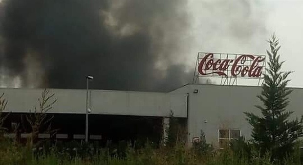 In fiamme capannone della Coca Cola a Marcianise