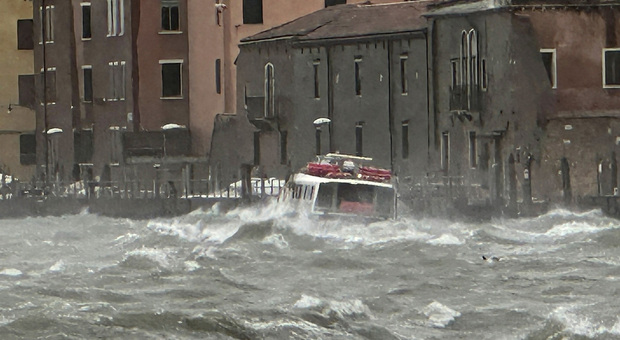 Venezia, allerta alta marea: previsti per domani 140 centimetri. «Il Mose pronto a tornare in azione»