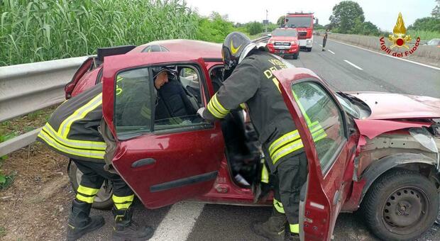 Incidente sul raccordo autostradale Ascoli-Mare, camion contro auto