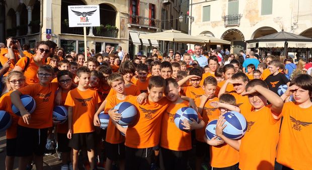 160 giovani atleti in centro Bassano per la seconda festa dell'associazione MBA, Mini Basket Association.