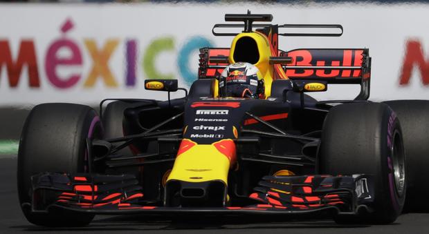 Daniel Ricciardo con la sua Red Bull in Messico