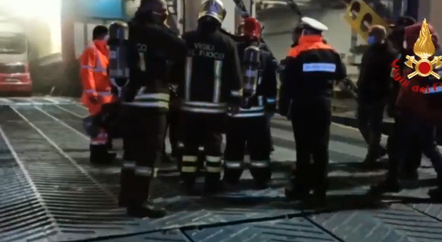 Incendio e paura sul traghetto: «Oltre 200 persone a bordo». Ecco cos'è accaduto VIDEO