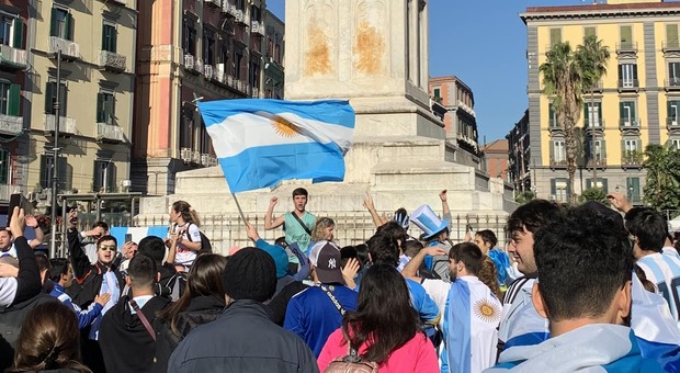 Napoli e la finale dei Mondiali: i tifosi argentini invadono piazza Dante