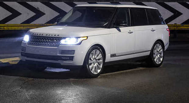 La Range Rover Long Wheelbase bianca esposta al salone cinese