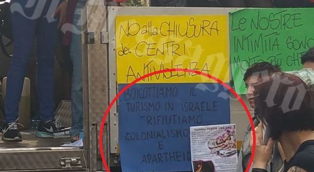 Roma, al Gay Pride cartello anti-israeliano: «Boicottiamo il turismo in Israele»
