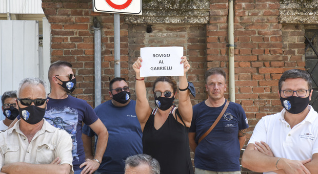 La protesta del Rovigo Calcio davanti ai cancelli dello stadio "Gabrielli"