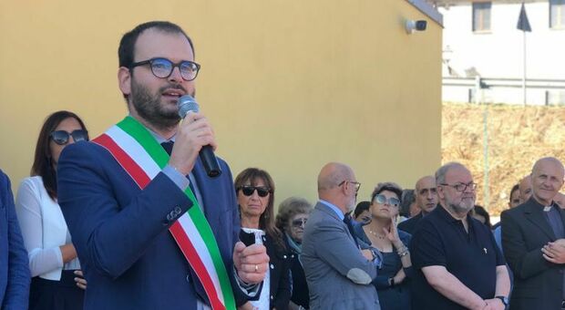 Il sindaco Petruccioli all'inaugurazione della scuola primaria di Bastardo