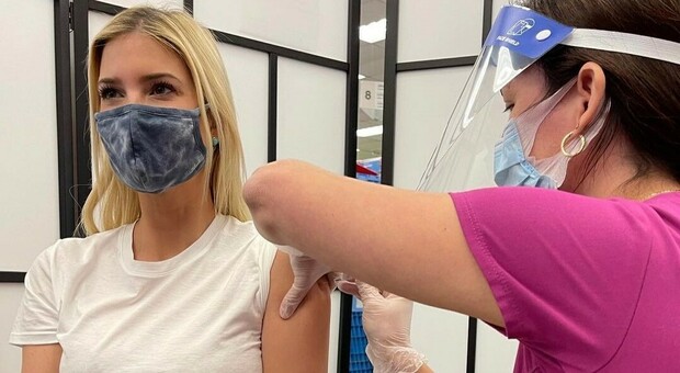 Ivanka, la figlia di Donald Trump si vaccina contro il Covid. I sostenitori: «Vergognati, sei una delusione»