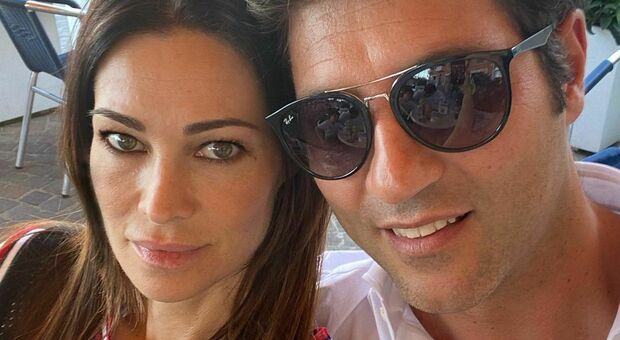 Manuela Arcuri sposa, l'attrice ha detto sì al suo Giovanni: cerimonia da sogno al castello di Bracciano