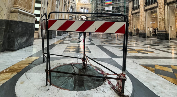 Napoli, nuovi dissesti in Galleria Umberto: «Il pavimento è devastato»