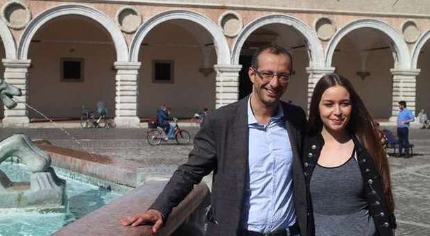 Pesaro, il sindaco appoggia Margherita "Ha una voce da paura, campagna social"