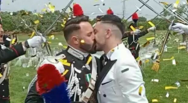 Picchetto d'onore per le nozze gay del carabiniere e del suo sposo