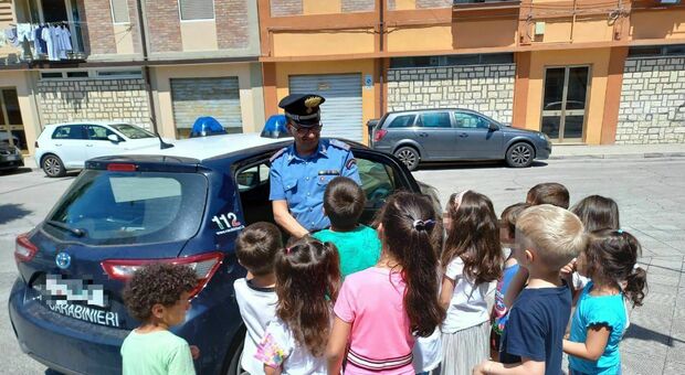 A Collemarino i Carabinieri incontrano i bambini della scuola dell'infanzia: domande e curiosità da parte dei piccoli
