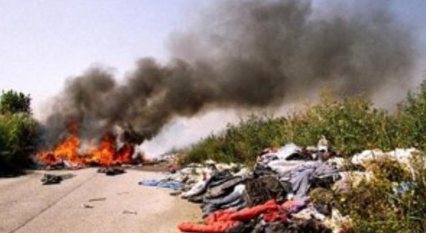 Terra dei Fuochi. Sorpreso a bruciare rifiuti speciali: arrestato 27enne