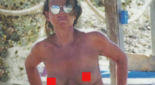 Paola Perego, estate hot: super topless al mare con Lucio Presta