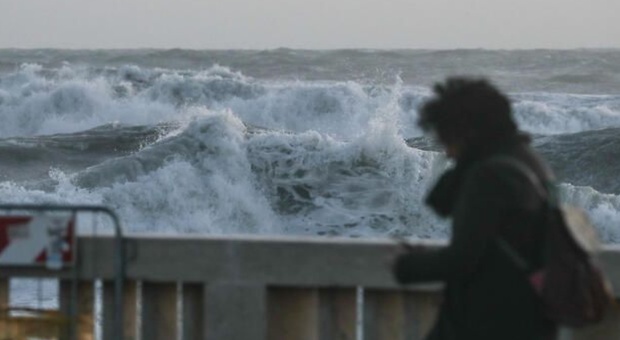 Maltempo, fotografa l'onda anomala e viene travolta: turista argentina morta in Costiera Amalfitana