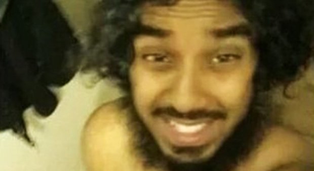 Fa propaganda Isis e invia foto porno. Il selfie nudo fa il giro del web: "La virilità è mini"