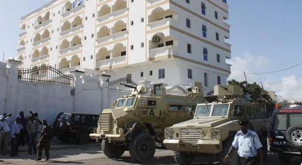 Somalia, tre bombe davanti a un albergo di Mogadiscio: almeno 11 morti