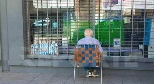 Argentina, l'anziano guarda i Mondiali davanti al negozio di elettrodomestici: «Non ha la tv». La foto commuove il web