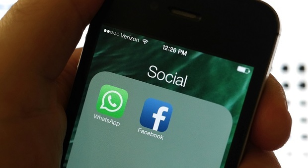 WhatsApp nel mirino dell'Antitrust: «Ceduti dati degli utenti a Facebook»