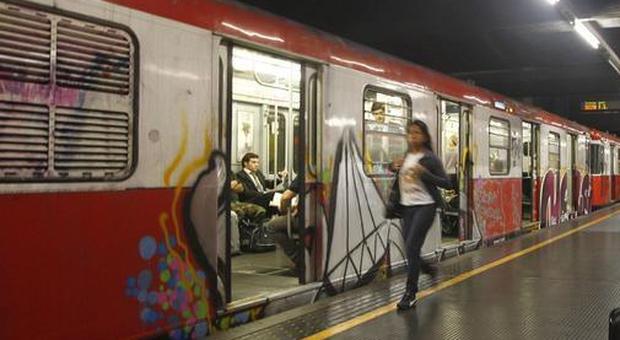 Milano, coppia dimentica i figli sulla banchina della metro: scoppia il caos