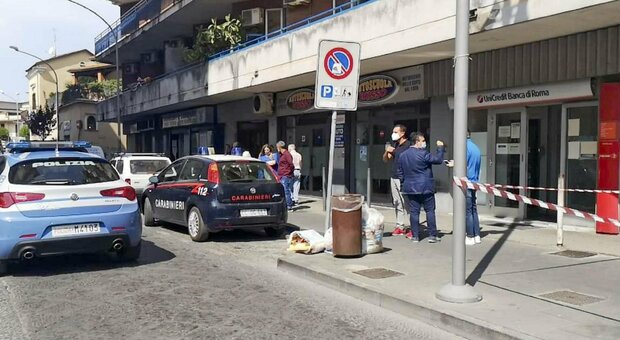 Napoli, assalto a portavalori a Giugliano: sparatoria tra la gente davanti a una banca e panico