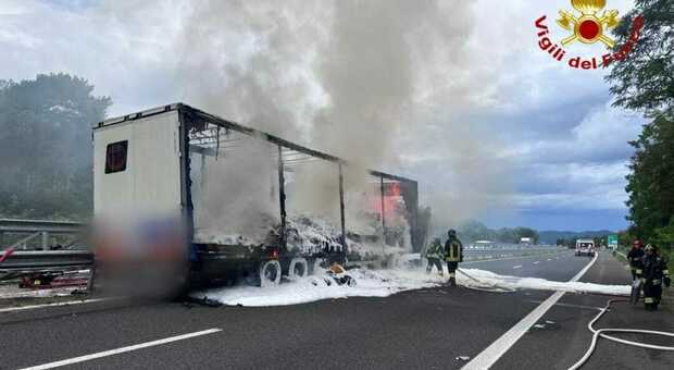 Camion in fiamme, chiuso raccordo autostradale a Opicina