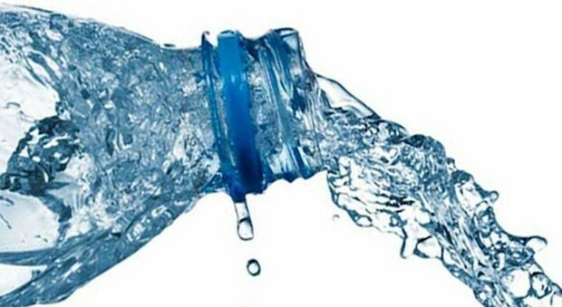 Un recente studio ha rivelato che l’acqua conservata nelle bottiglie di plastica contiene fino a 100 volte più particelle di quanto stimato