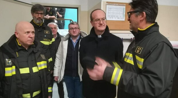 Visita notturna dell'Arcivescovo Salvucci ai Vigili del Fuoco: il monsignor fino a mezzanotte nel quartier generale di Pesaro