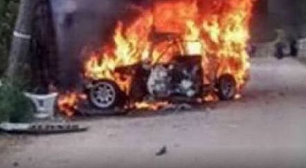 L'auto in fiamme (foto Mundodeportivo.com)