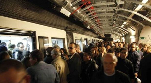 Roma, metro bloccata via ai licenziamenti dei dirigenti colpevoli