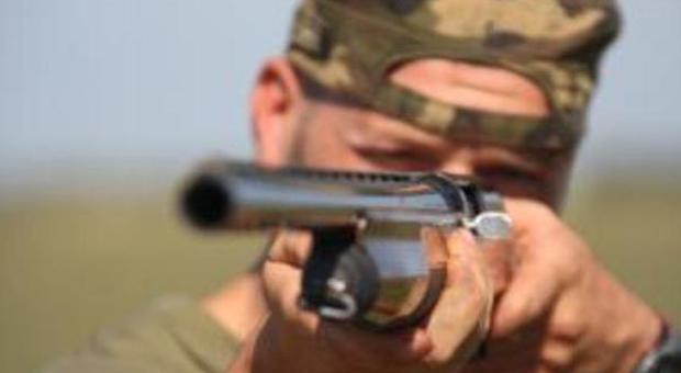 Minaccia il figlio e un vicino con il fucile da caccia: denunciato