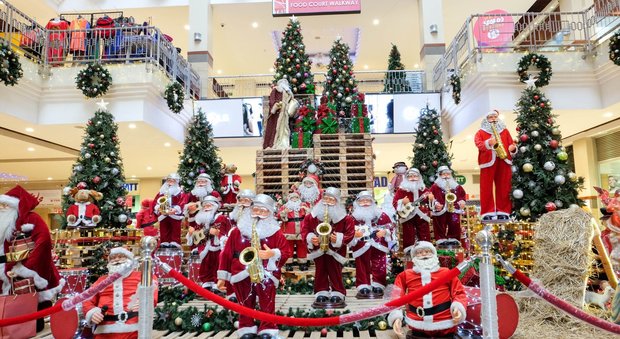 Pagano i conti dei più poveri per i regali di Natale: boom di benefattori anonimi nei centri commerciali