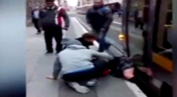 Resta incastrata con una gamba sotto un vagone: i passeggeri spingono il tram e la liberano