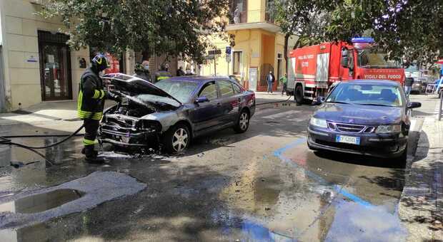 L'auto si incendia mentre è in marcia: paura nel centro di Lecce. Salvi due anziani