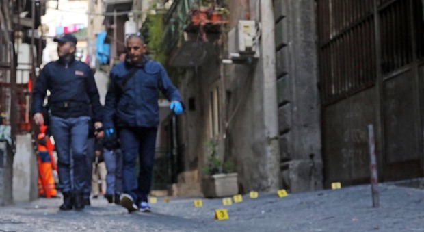 Napoli, la camorra apre il fuoco: colpi di pistola tra la folla al rione Sanità, indaga la polizia