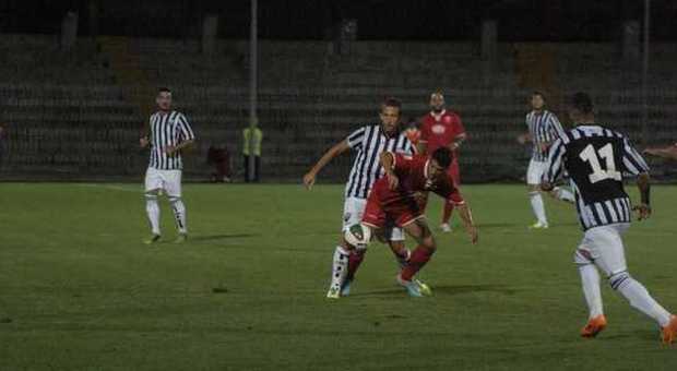 Giuseppe Pirrone in azione durante Ascoli-Ancona di Coppa Italia