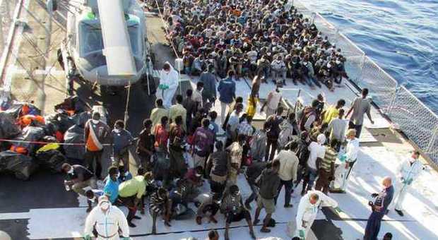 Immigrazione, affonda barcone: dieci morti, 55 persone in salvo