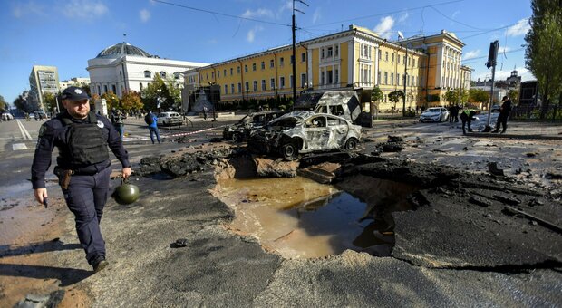 La vendetta di Putin, pioggia di missili su Kiev: colpito anche un parco giochi. Cremlino: «Lo rifaremo»