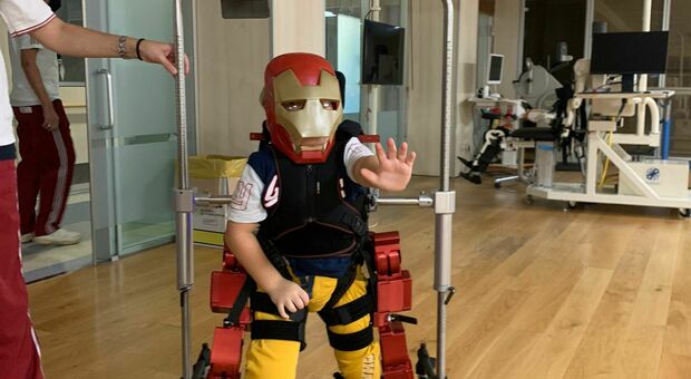 Daniele, supereroe di Cassino: cammina per la prima volta a 5 anni grazie all'esoscheletro