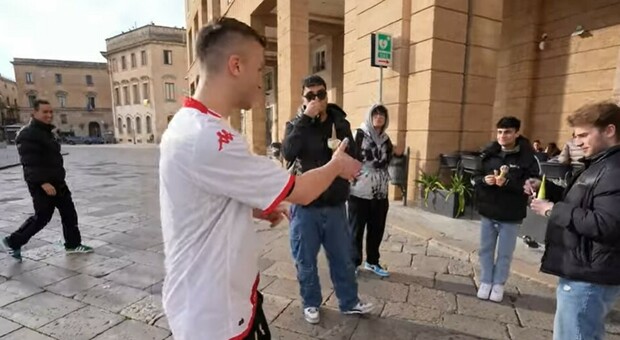 Esperimento sociale, girare a Lecce con la maglia del Bari: che succede? Il video