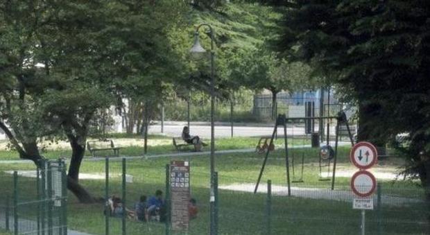 Ferrara, sesso al parco vicino ai bimbi che giocano: coppia denunciata