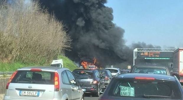 Orvieto, scontro sull'A1: auto in fiamme, muoiono madre e i due figli