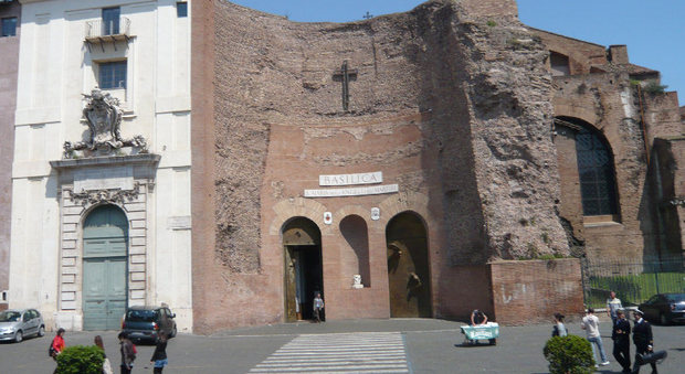 Roma, danneggia la facciata della basilica di Santa Maria degli Angeli: arrestato un 24enne