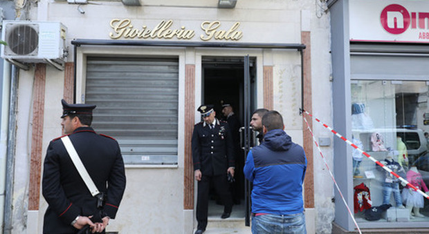Napoli, gioielliere ucciso nel suo negozio: fermato un uomo, era in un hotel a Ischia