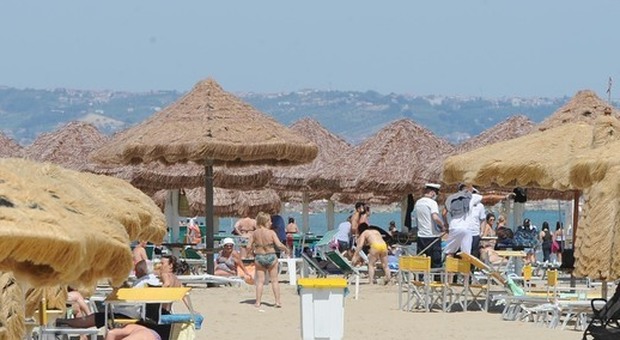 Controlli sulle spiagge abruzzesi Covid, niente prenotazioni: non riaprono tre grandi alberghi di Alba