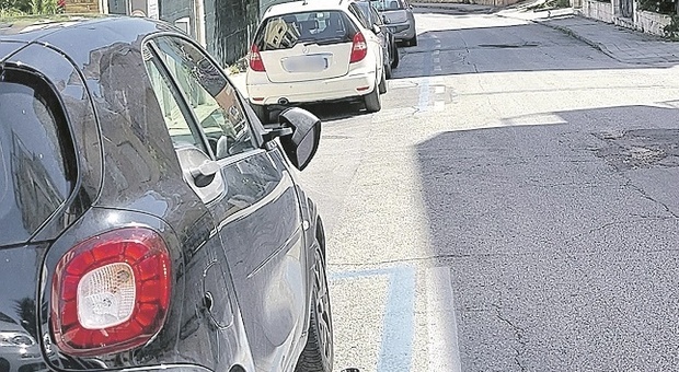 Specchietti rotti e scooter scaraventati a terra: raid dei vandali nel quartiere Adriatico